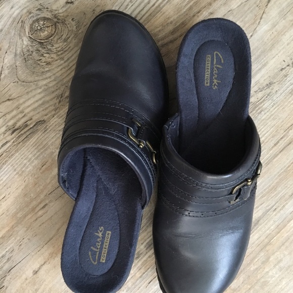clarks navy blue clogs